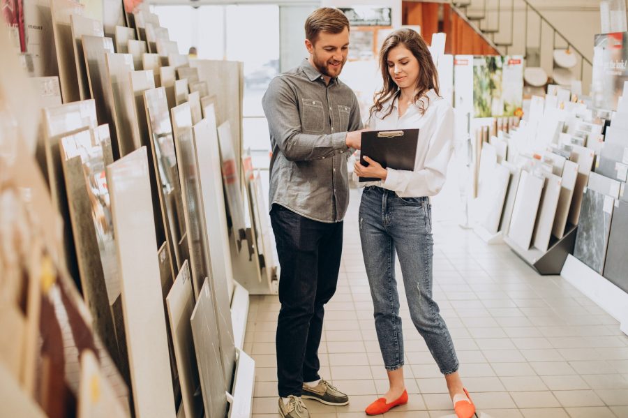 young-couple-choosing-tiles-building-market_1303-26797